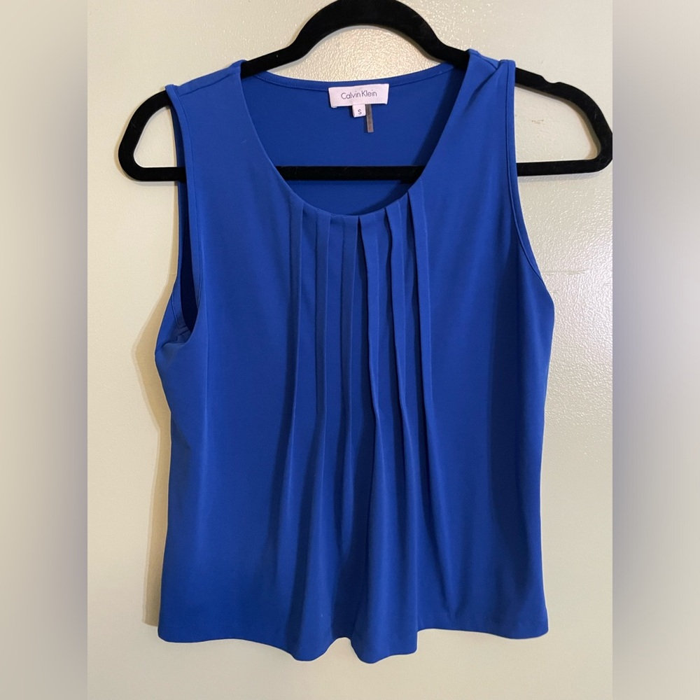 [Calvin Klein] royal blue women’s sleeveless pleated blouse in small